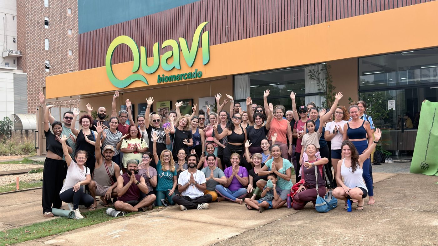 Turma da aula gratuita de yoga no Tocantins com Vachas Mishra